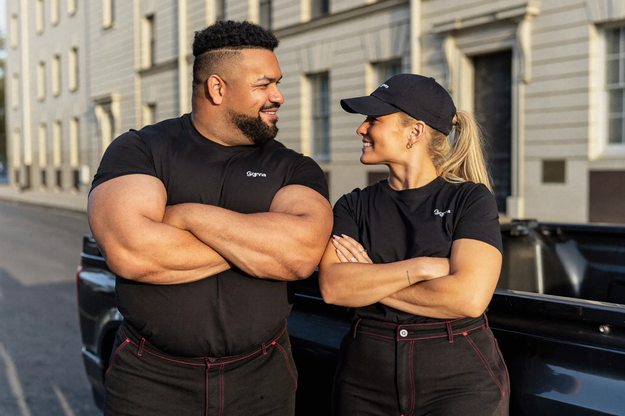 Les deux associés d'Easy Move Express devant leur camion à Genève
